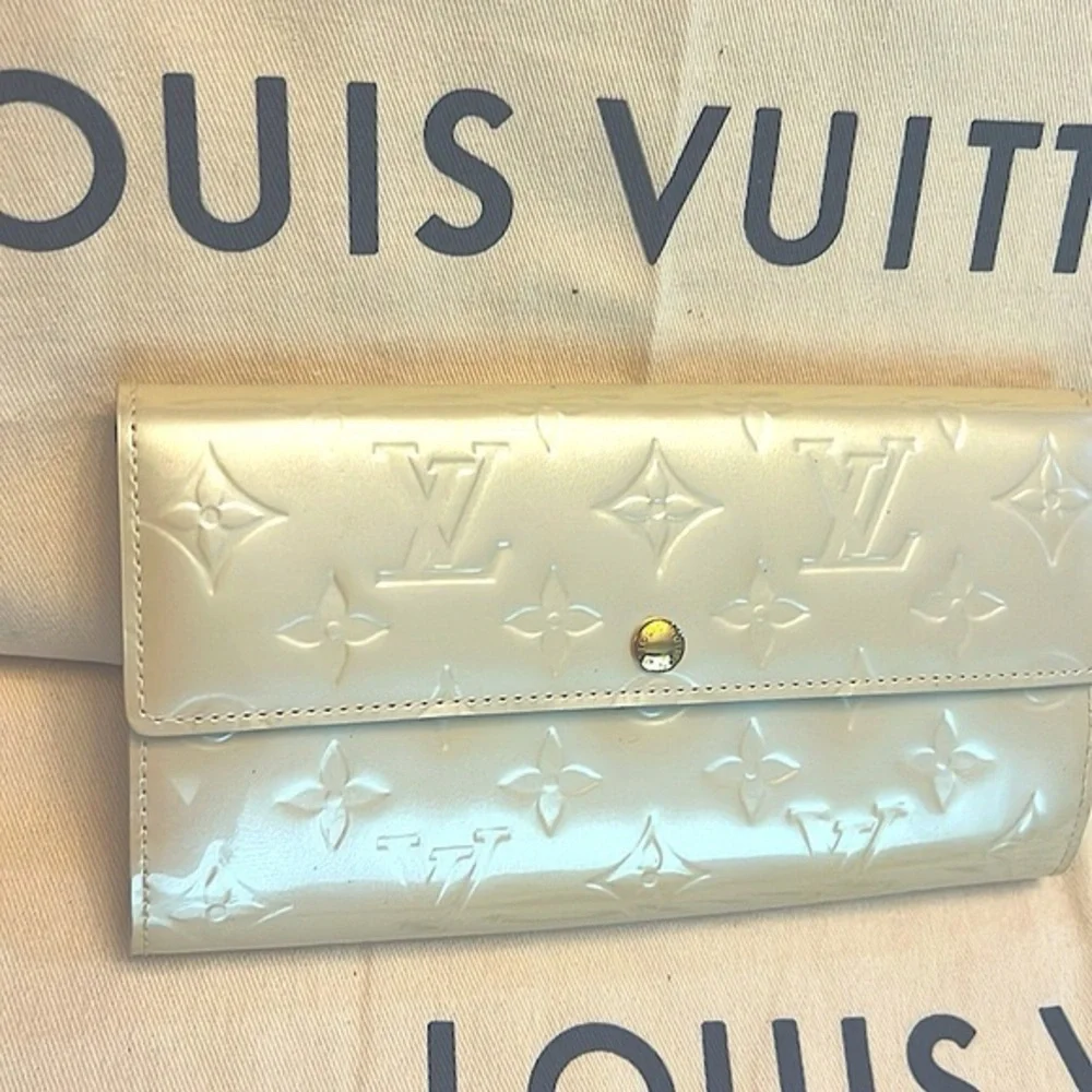 Louis Vuitton Glossy Beige Vernis Porte Wallet - Picture 15 of 15